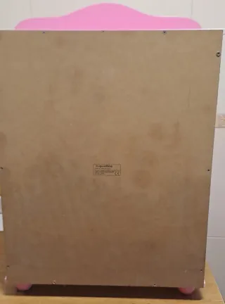 Armario de juguete de madera