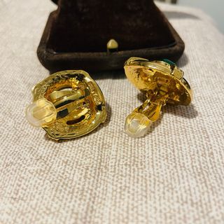 Orecchini vintage dorati con cabochon verde