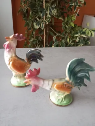 Pareja de gallos de porcelana