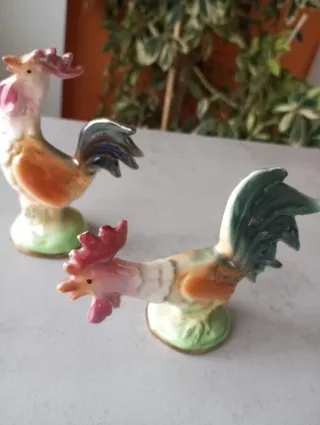 Pareja de gallos de porcelana