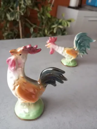 Pareja de gallos de porcelana