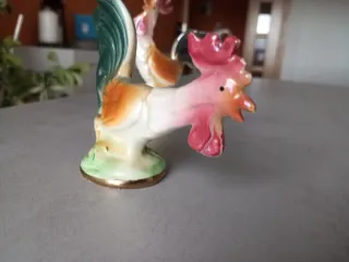 Pareja de gallos de porcelana