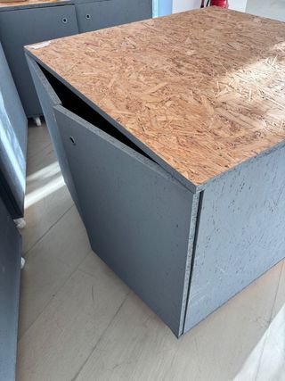 Mobile quadrato con ruote