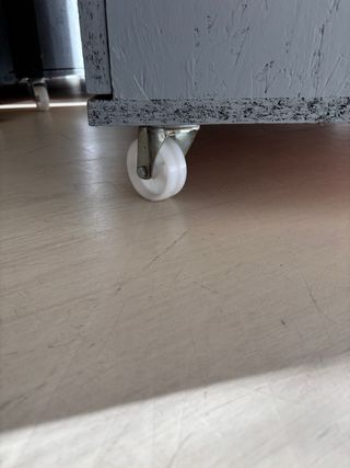 Mobile quadrato con ruote