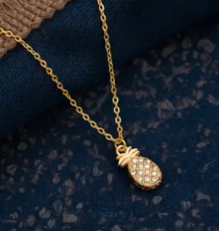 Colar dourado com pingente de abacaxi