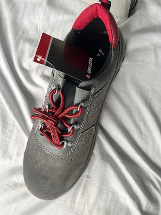 Zapatos de trabajo Bellota grises y rojos