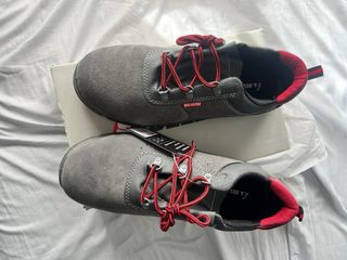 Zapatos de trabajo Bellota grises y rojos