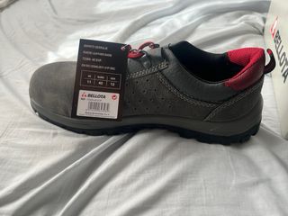 Zapatos de trabajo Bellota grises y rojos