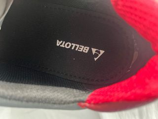 Zapatos de trabajo Bellota grises y rojos