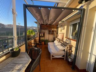 Pérgola de hierro con toldo retráctil 2x3m