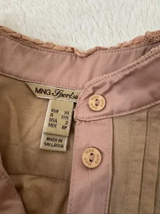 Camiseta marrón con detalles rosas