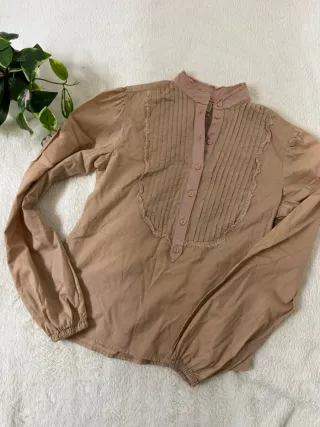 Camiseta marrón con detalles rosas