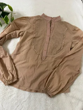 Camiseta marrón con detalles rosas