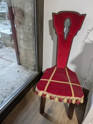 Silla antigua terciopelo rojo 3 patas