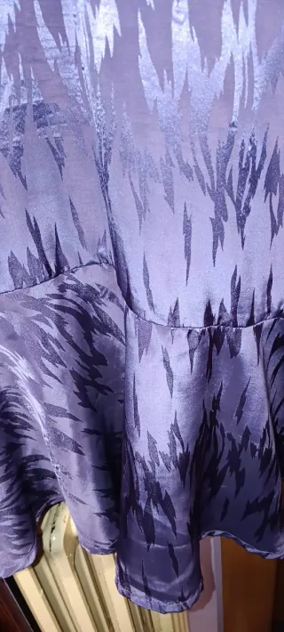 Elegante vestido morado con estampado