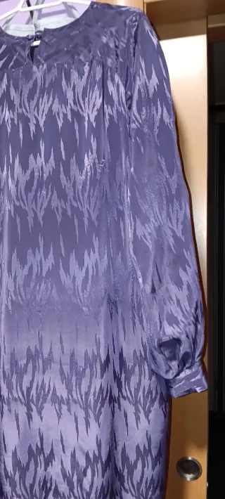 Elegante vestido morado con estampado