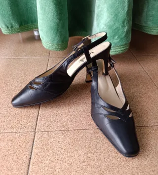 Zapatos de tacón negros con talón abierto