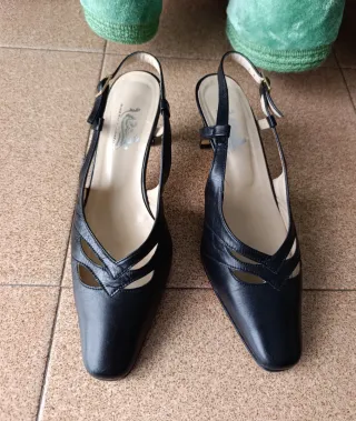Zapatos de tacón negros con talón abierto