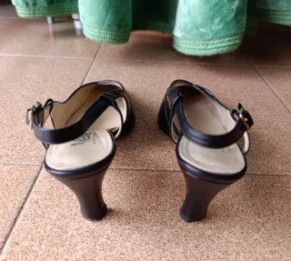 Zapatos de tacón negros con talón abierto