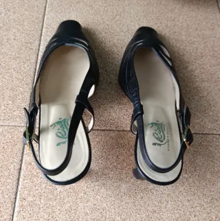 Zapatos de tacón negros con talón abierto