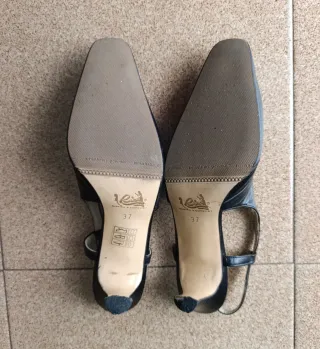 Zapatos de tacón negros con talón abierto