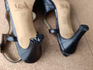 Zapatos de tacón negros con talón abierto