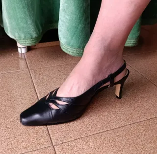 Zapatos de tacón negros con talón abierto
