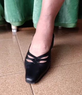 Zapatos de tacón negros con talón abierto