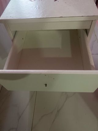 Mesita de noche blanca y roja