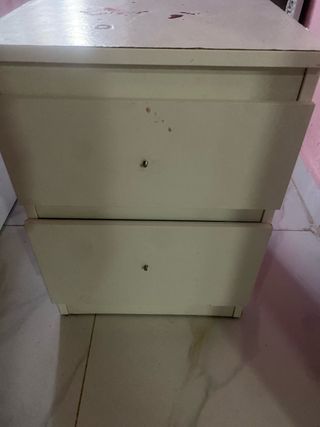 Mesita de noche blanca y roja