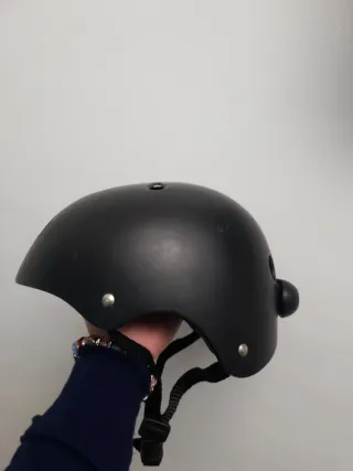 Casco negro con luz trasera LED