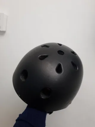 Casco negro con luz trasera LED