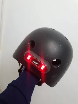 Casco negro con luz trasera LED