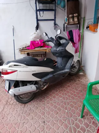 Suzuki Burgman 125 Blanca y Negra