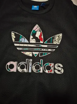 Sudadera Adidas Negra y Estampado Floral