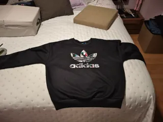 Sudadera Adidas Negra y Estampado Floral