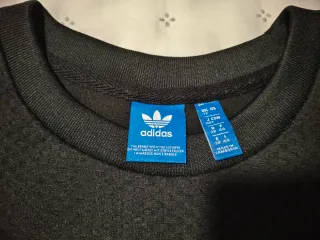 Sudadera Adidas Negra y Estampado Floral