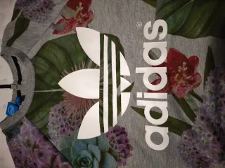Sudadera Adidas Negra y Estampado Floral