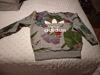 Sudadera Adidas Negra y Estampado Floral
