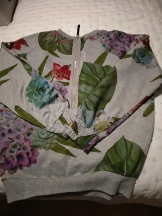 Sudadera Adidas Negra y Estampado Floral