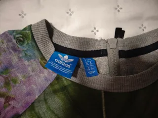 Sudadera Adidas Negra y Estampado Floral