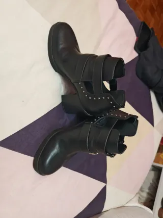 Botines de tacón con hebillas