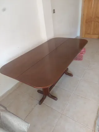 Mesa de comedor de madera marrón