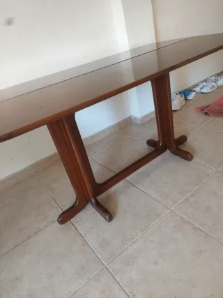 Mesa de comedor de madera marrón