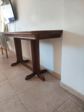 Mesa de comedor de madera marrón