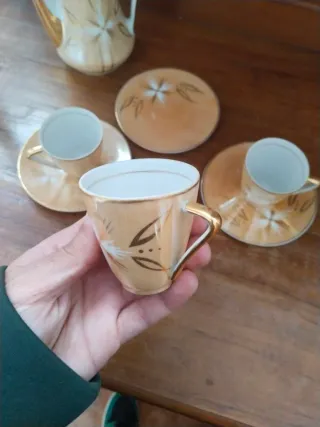 Juego de tazas para el té porcelana beige y dorado