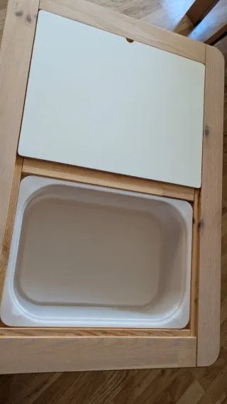 Tavolo Flisat con 2 vaschette bianche