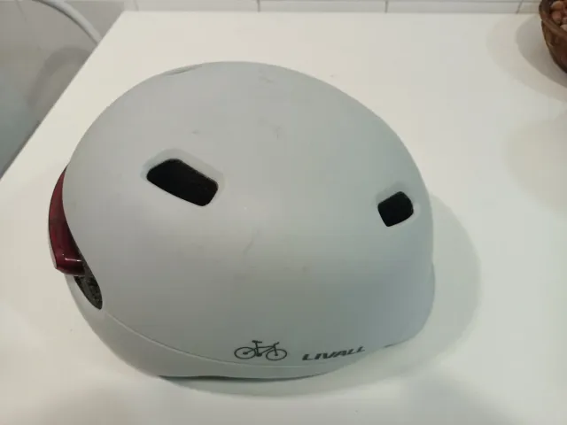 Casco bici/patinete con luz trasera