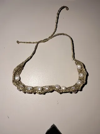 Pulsera dorada con perlas