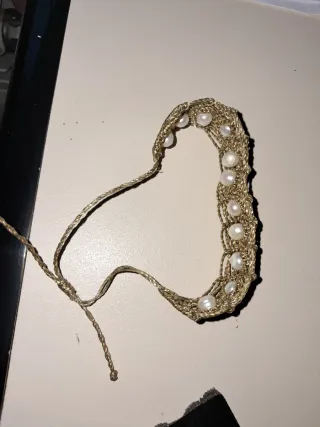 Pulsera dorada con perlas